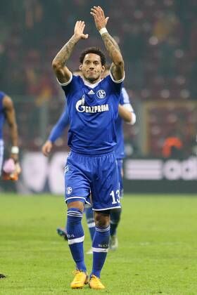 Jermaine JONES 13 (FC Schalke 04) verabschiedet sich von den Fans Galatasaray Istanbul vs. FC Schalke 04, Champions League, Achtelfinale, 20.02.2013