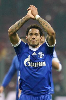 Jermaine JONES 13 (FC Schalke 04) verabschiedet sich von den Fans Galatasaray Istanbul vs. FC Schalke 04, Champions League, Achtelfinale, 20.02.2013