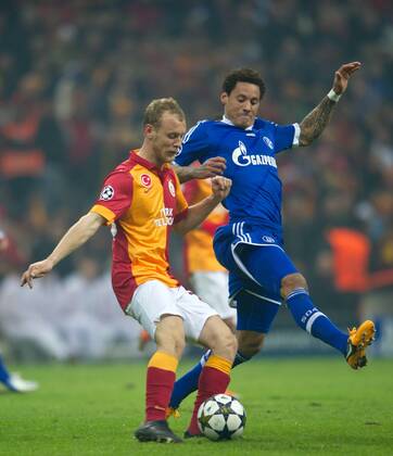 Semih KAYA (l GAL) - Jermaine JONES (r FCS) Fussball UEFA Championsleague Saison 2012 2013, Achtelfinale Hinspiel: Galatasaray AS - FC Schalke 04 in Istanbul, Türkei am 20.02.2013,