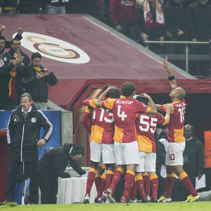 Torfreude bei Galatasary: Hamit Altintop (Galatasaray AS), Sabri Sarioglu (Galatasaray AS), Felipe Melo (Galatasaray AS), Semih Kaya (Galatasaray AS), links Trainer Jens Keller (S04) 20.02.2013, Istanbul, Galatasaray AS vs. FC Schalke 04