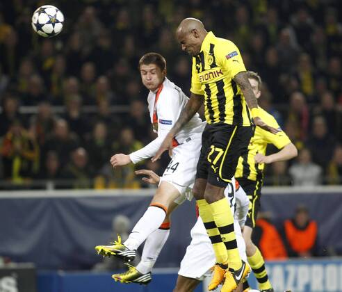 Dortmund, Signal-Iduna-Park, 05.03.13: Dortmunds Felipe Santana (R) köpft das 1:0 gegen Donetsk Yaroslav Rakitskiy im Spiel zwischen Borussia Dortmund vs. FC Shakhtar Donetsk im Viertelfinale der UEFA Champions League Saison 2012 2013.