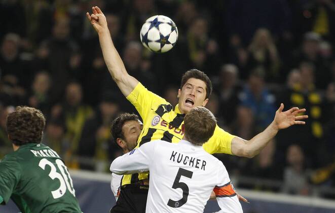 Dortmund, Signal-Iduna-Park, 05.03.13: Dortmunds Robert Lewandowski (hinten) gegen Donetsk Olexandre Kucher (5) und Torwart Andriy Pyatov im Spiel zwischen Borussia Dortmund vs. FC Shakhtar Donetsk im Viertelfinale der UEFA Champions League Saison 2012 2013.