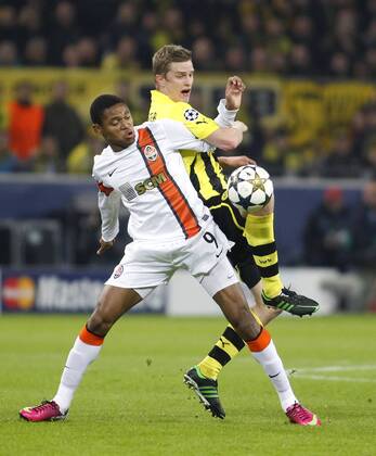 Dortmund, Signal-Iduna-Park, 05.03.13: Donetsk Luiz Adriano (vorne) gegen Dortmunds Sven Bender im Spiel zwischen Borussia Dortmund vs. FC Shakhtar Donetsk im Viertelfinale der UEFA Champions League Saison 2012 2013.