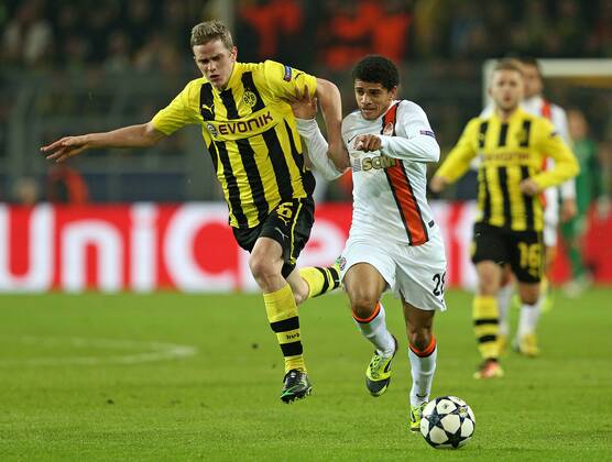 05.03.2013, Fussball Champions League: Achtelfinale, Borussia Dortmund - Schachtar Donezk, im Signal-Iduna-Park Dortmund. v.l. Sven Bender (Dortmund) , Taison (Schachtar Donezk)