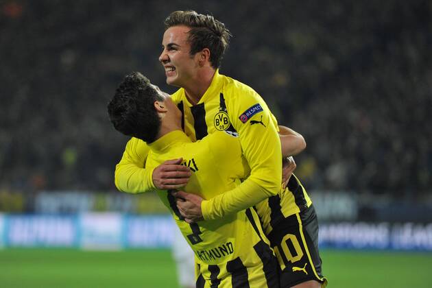 Fußball Champions League Borussia Dortmund - Schachtjor Donezk am 05.03.2013 im Signal Iduna Park in Dortmund Torjubel zum 2:0 durch Mario Götze ( Dortmund ), rechts - Robert Lewandowski ( Dortmund ), links