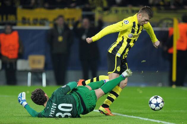 Fußball Champions League Borussia Dortmund - Schachtjor Donezk am 05.03.2013 im Signal Iduna Park in Dortmund Jakub Kuba Blaszczykowski ( Dortmund ), hinten - auf dem Weg zum 3:0 - Andriy Pyatov ( Donezk ), vorne