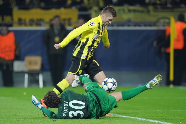 Fußball Champions League Borussia Dortmund - Schachtjor Donezk am 05.03.2013 im Signal Iduna Park in Dortmund Jakub Kuba Blaszczykowski ( Dortmund ), hinten - auf dem Weg zum 3:0 - Andriy Pyatov ( Donezk ), vorne