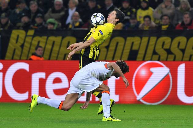 Fußball Champions League Borussia Dortmund - Schachtjor Donezk am 05.03.2013 im Signal Iduna Park in Dortmund Darijo Srna ( Donezk ), vorne - Robert Lewandowski ( Dortmund ), hinten
