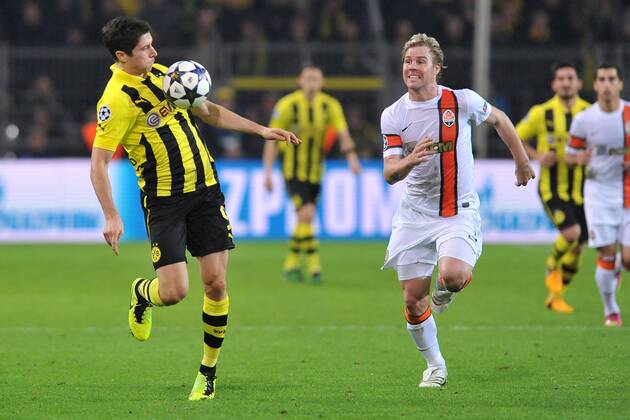 Fußball Champions League Borussia Dortmund - Schachtjor Donezk am 05.03.2013 im Signal Iduna Park in Dortmund Robert Lewandowski ( Dortmund ), links - Tomas Hübschmann ( Donezk ), rechts