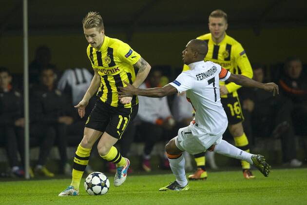Marco REUS (li., DO) gegen FERNANDINHO (Donezk), Aktion, Zweikampf, Fussball Champions League, Achtelfinale, Borussia Dortmund (DO) - Schachtar Donezk (Donezk), am 05.03.2013 in Dortmund Deutschland
