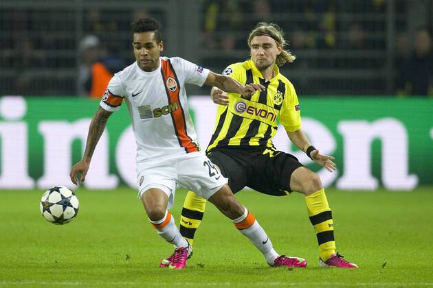 Alex TEIXEIRA (li., Donezk) gegen Marcel SCHMELZER (DO), Aktion, Zweikampf, Fussball Champions League, Achtelfinale, Borussia Dortmund (DO) - Schachtar Donezk (Donezk), am 05.03.2013 in Dortmund Deutschland