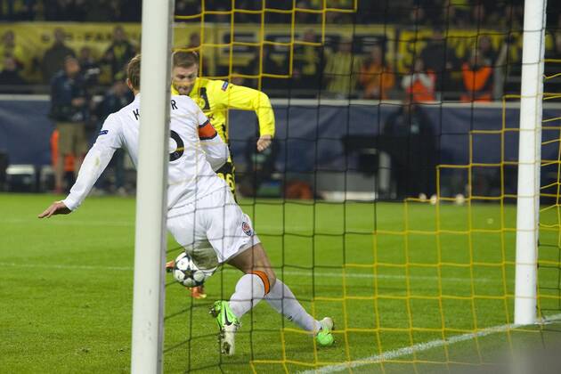 Jakub KUBA BLASZCZYKOWSKI (hi., DO) schiesst das Tor zum 3:0 für Borussia Dortmund, Aktion, Fussball Champions League, Achtelfinale, Borussia Dortmund (DO) - Schachtar Donezk (Donezk), am 05.03.2013 in Dortmund Deutschland