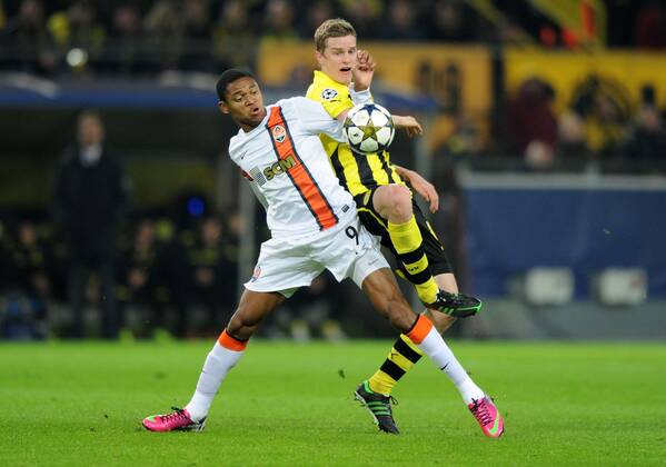05-03-2013, Fussball, Saison 2012-2013, UEFA Champions League, Achtelfinale, Rückspiel, Borussia Dortmund - Schachtar Donezk, Sven Bender (Borussia Dortmund), re., gegen Luiz Adriano (Donezk)