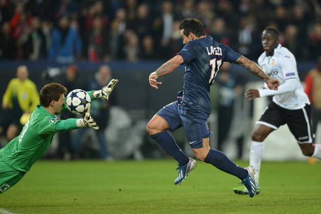 BUT Ezequiel Lavezzi (psg) - Vicente Guaita (val) FOOTBALL : Paris SG vs Valence - Ligue des champions - 06 03 2013 AnthonyBIBARD FEP Panoramic 