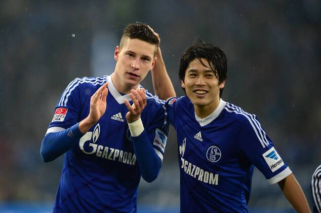 FUSSBALL 1. BUNDESLIGA SAISON 2012 2013 25. SPIELTAG FC Schalke 04 - Borussia Dortmund 09.03.2013 Julian Draxler (li) und Atsuto Uchida (v.l., alle FC Schalke 04) freuen sich nach dem Abpfiff 