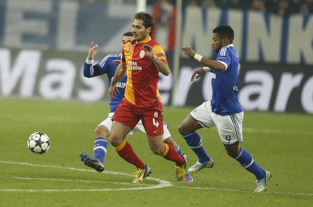 Hamit ALTINTOP, 4 im Zweikampf , Aktion um den Ball gegen Michel BASTOS , S04 9 Fussball UEFA Champions League, Viertelfinale , Quarterfinal, Heimspiel, Gelsenkirchen , am 12.03.2013 FC SCHALKE 04 - GALATASARAY ISTANBUL ( - ) Saison1213 , Saison 2012 2013