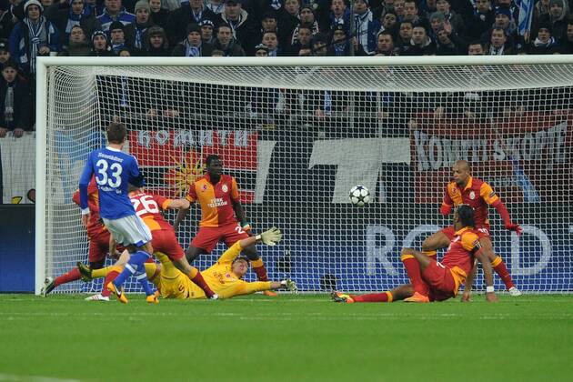 Fußball Champions League Schalke 04 - Galatasaray Istanbul am 12.03.2013 in der Veltins-Arena in Gelsenkirchen Torschuss zum 1:0 durch Roman Neustädter ( Schalke )