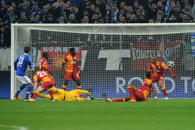 Fußball Champions League Schalke 04 - Galatasaray Istanbul am 12.03.2013 in der Veltins-Arena in Gelsenkirchen Torschuss zum 1:0 durch Roman Neustädter ( Schalke )