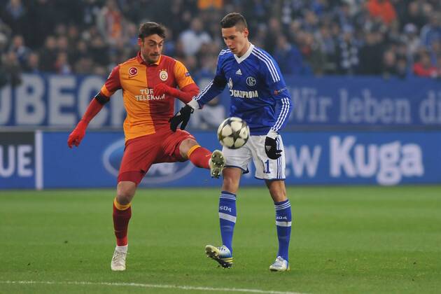 Fußball Champions League Schalke 04 - Galatasaray Istanbul am 12.03.2013 in der Veltins-Arena in Gelsenkirchen Albert Riera ( Istanbul ), links - Julian Draxler ( Schalke ), rechts