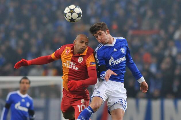 Fußball Champions League Schalke 04 - Galatasaray Istanbul am 12.03.2013 in der Veltins-Arena in Gelsenkirchen Felipe Melo ( Istanbul ), links - Roman Neustädter ( Schalke ), rechts