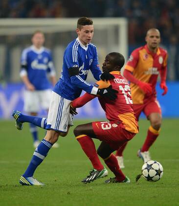 FUSSBALL CHAMPIONS LEAGUE ACHTELFINALE Rückspiel 2012 2013 FC Schalke 04 - Galatasaray Istanbul 12.03.2013 Julian Draxler (FC Schalke 04) gegen Dany Nunkeu (re, Galatasaray Istanbul) 