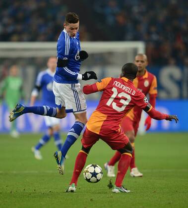FUSSBALL CHAMPIONS LEAGUE ACHTELFINALE Rückspiel 2012 2013 FC Schalke 04 - Galatasaray Istanbul 12.03.2013 Julian Draxler (FC Schalke 04) gegen Dany Nunkeu (re, Galatasaray Istanbul) 