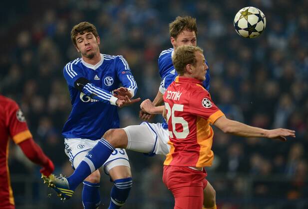 FUSSBALL CHAMPIONS LEAGUE ACHTELFINALE Rückspiel 2012 2013 FC Schalke 04 - Galatasaray Istanbul 12.03.2013 Roman Neustädter (li) und Benedikt Höwedes (re, beide FC Schalke 04) gegen Semih Kaya (Mitte, Galatasaray Istanbul) 
