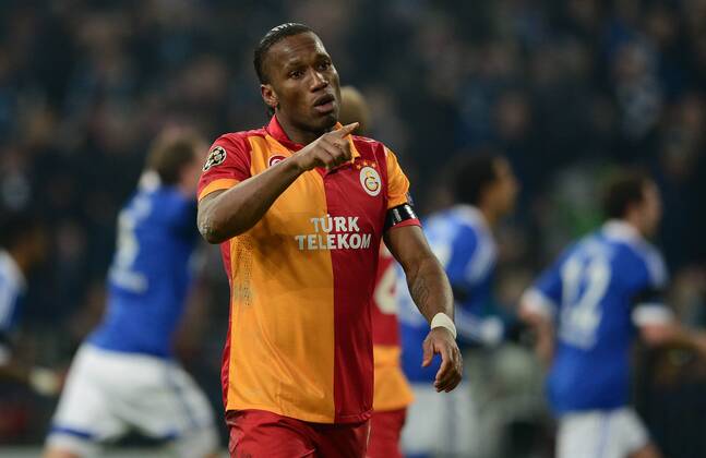 FUSSBALL CHAMPIONS LEAGUE ACHTELFINALE Rückspiel 2012 2013 FC Schalke 04 - Galatasaray Istanbul 12.03.2013 Didier Drogba (Galatasaray Istanbul) reklamiert nach dem 1:0 beim Torrichter 