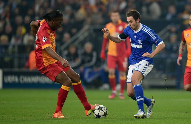 FUSSBALL CHAMPIONS LEAGUE ACHTELFINALE Rückspiel 2012 2013 FC Schalke 04 - Galatasaray Istanbul 12.03.2013 Marco HÖGER (re, FC Schalke 04) gegen Didier Drogba (li, Galatasaray Istanbul) 