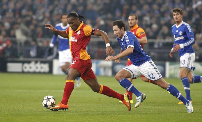 Gelsenkirchen, Veltins-Arena, 12.03.13: Istanbuls Didier Drogba 8l9 gegen Schalkes Marco Höger during the match between FC Schalke 04 vs. Galatasaray Istanbul in the champions league season 2012 2013.