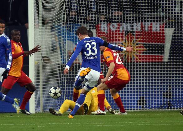 Roman Neustädter, Torwart Fernando Musiera, Semih Kaya, Zweikampf Aktion Spielszene Tor zum 1:0 FC Schalke 04 - Galatasaray Istanbul 12.03.2013 Fußball Fussball Veltins-Arena Gelsenkirchen Herren UEFA Championsleague Achtelfinale Saison 2012 2013