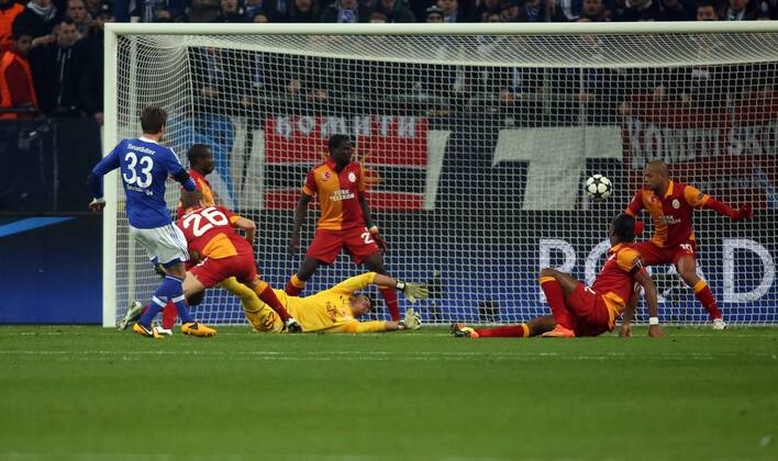 Roman Neustädter, Torwart Fernando Musiera, Semih Kaya,Emmanuel Eboue, lipe Melo, Didier Drogba Zweikampf Aktion Spielszene Tor zum 1:0 FC Schalke 04 - Galatasaray Istanbul 12.03.2013 Fußball Fussball Veltins-Arena Gelsenkirchen Herren UEFA Championsleague Achtelfinale Saison 2012 2013