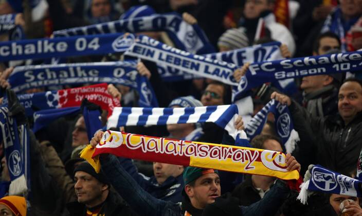 Fans Galatasaray Istanbul Aktion Schalke Schals FC Schalke 04 - Galatasaray Istanbul 12.03.2013 Fußball Fussball Veltins-Arena Gelsenkirchen Herren UEFA Championsleague Achtelfinale Saison 2012 2013