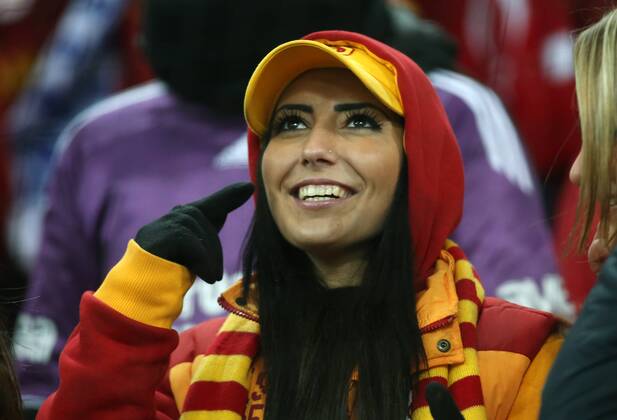 Fans Galatasaray Istanbul Aktion weiblicher fAN 12.03.2013 Fußball Fussball Veltins-Arena Gelsenkirchen Herren UEFA Championsleague Achtelfinale Saison 2012 2013