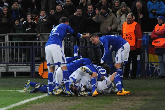 Schalker Jubeltraube um Torschütze Roman Neustädter ( Schalke 04 Action Aktion ). 12.03.2013, UEFA Champions League, Achtelfinale, Gelsenkirchen