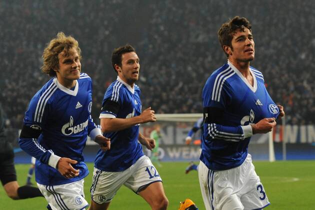 V.l.n.r. Teemu Pukki und Marco Höger verfolgen Torschütze Roman Neustädter ( alle Schalke 04 Action Aktion ). 12.03.2013, UEFA Champions League, Achtelfinale, Gelsenkirchen
