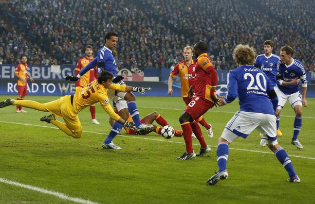 Fernando MUSLERA, 25 Torwart im Zweikampf , Aktion um den Ball gegen Joel MATIP (S04 32) , Benedikt Höwedes S04 Nr.4 , Teemu PUKKI , S04 20 Fussball UEFA Champions League, Viertelfinale , Quarterfinal, Heimspiel, Gelsenkirchen , am 12.03.2013 FC SCHALKE 04 - GALATASARAY ISTANBUL ( - ) Saison1213 , Saison 2012 2013