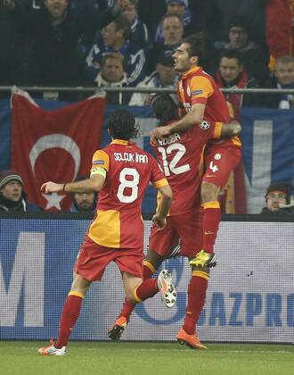 Hamit ALTINTOP, 4 jubelt nach dem Tor zum 1-1 Jubel, mit Didier DROGBA, 12 Freude, Emotionen, Feiern, Lachen, jubelt, freuen, reisst die Arme hoch, ballt die Faust Fussball UEFA Champions League, Viertelfinale , Quarterfinal, Heimspiel, Gelsenkirchen , am 12.03.2013 FC SCHALKE 04 - GALATASARAY ISTANBUL ( - ) Saison1213 , Saison 2012 2013