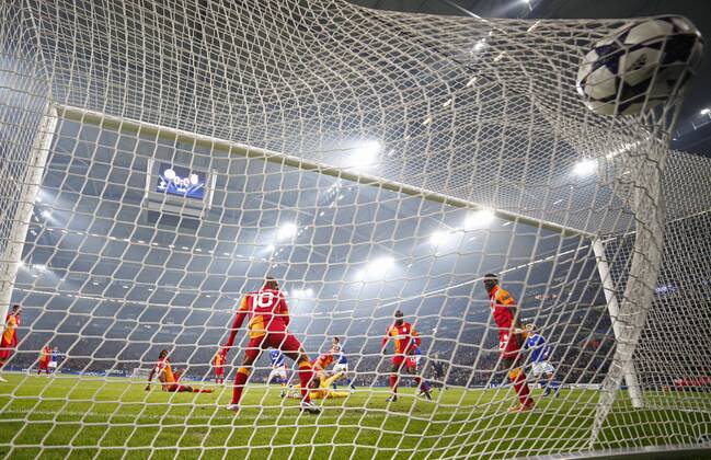 Roman NEUSTAETTER, S04 33 Tor zum 1-0 Hintertorkamera, Tor, Tornetz, Stadion Innenansicht, Froschperspektive Fussball UEFA Champions League, Viertelfinale , Quarterfinal, Heimspiel, Gelsenkirchen , am 12.03.2013 FC SCHALKE 04 - GALATASARAY ISTANBUL ( - ) Saison1213 , Saison 2012 2013