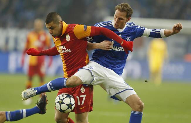 s044 im Zweikampf , Aktion um den Ball gegen Burak YILMAZ, 17 Aktion, Zweikampf, Spielszene, Tackling, Ball Fussball UEFA Champions League, Viertelfinale , Quarterfinal, Heimspiel, Gelsenkirchen , am 12.03.2013 FC SCHALKE 04 - GALATASARAY ISTANBUL ( - ) Saison1213 , Saison 2012 2013