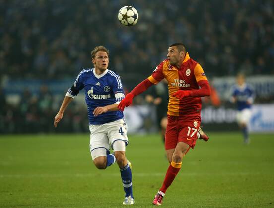 Benedikt Höwedes , Burak Yilmaz Zweikampf Aktion Spielszene Szene zum Tor zum 1:2 durch Burak Yilmaz FC Schalke 04 - Galatasaray Istanbul 12.03.2013 Fußball Fussball Veltins-Arena Gelsenkirchen Herren UEFA Championsleague Achtelfinale Saison 2012 2013