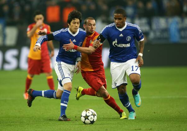 Atsuto Uchida, Wesley Sneijder, Jefferson Farfan Zweikampf Aktion Spielszene FC Schalke 04 - Galatasaray Istanbul 12.03.2013 Fußball Fussball Veltins-Arena Gelsenkirchen Herren UEFA Championsleague Achtelfinale Saison 2012 2013