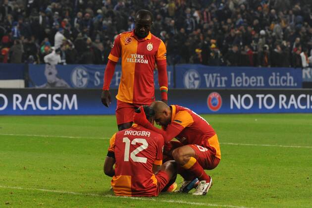 V.l.n.r. Didier Drogba, Dany Nounkeu und Felipe Melo ( alle Galatasaray Istanbul Portrait ) freuen ich über die Halbzeitführung. 12.03.2013, UEFA Champions League, Achtelfinale, Gelsenkirchen