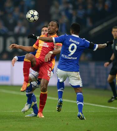 FUSSBALL CHAMPIONS LEAGUE ACHTELFINALE Rückspiel 2012 2013 FC Schalke 04 - Galatasaray Istanbul 12.03.2013 Didier Drogba (li, Galatasaray Istanbul) gegen Michel Bastos (re, FC Schalke 04) 