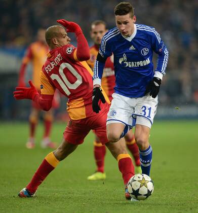 FUSSBALL CHAMPIONS LEAGUE ACHTELFINALE Rückspiel 2012 2013 FC Schalke 04 - Galatasaray Istanbul 12.03.2013 Julian Draxler (li, FC Schalke 04) lässt Felipe Melo (re, Istanbul) stehen 