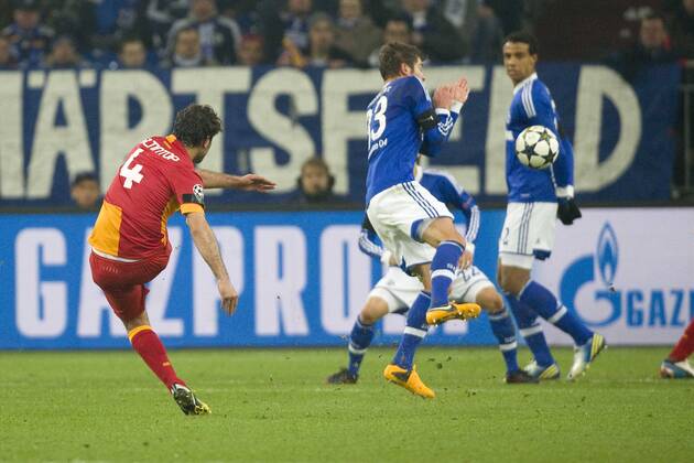 Hamit ALTINTOP (li., Galatasaray) schiesst das Tor zum 1:1 Ausgleich für Galatasaray Istanbul, Aktion, Fussball Champions League, Achtelfinale, FC Schalke 04 (GE) - Galatasaray Istanbul (Galatasaray) am 12.03.2013 in Gelsenkirchen Deutschland