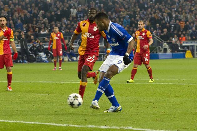 Michel BASTOS (re., GE) schiesst das Tor zum 2:2 Ausgleich für Schalke 04, Aktion, Fussball Champions League, Achtelfinale, FC Schalke 04 (GE) - Galatasaray Istanbul (Galatasaray) am 12.03.2013 in Gelsenkirchen Deutschland