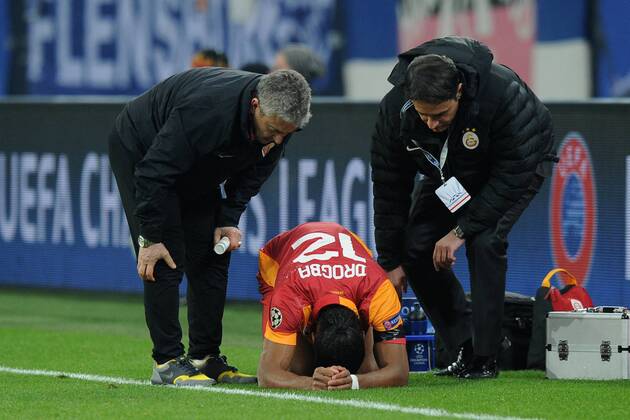 Fußball Champions League Schalke 04 - Galatasaray Istanbul am 12.03.2013 in der Veltins-Arena in Gelsenkirchen Didier Drogba ( Istanbul ), mitte - verletzt am Boden