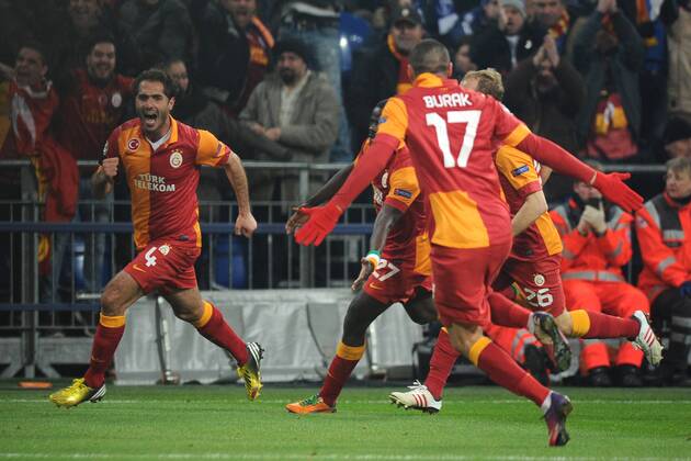 Fußball Champions League Schalke 04 - Galatasaray Istanbul am 12.03.2013 in der Veltins-Arena in Gelsenkirchen Torjubel zum 1:1 durch Hamit Altintop ( Istanbul ), links