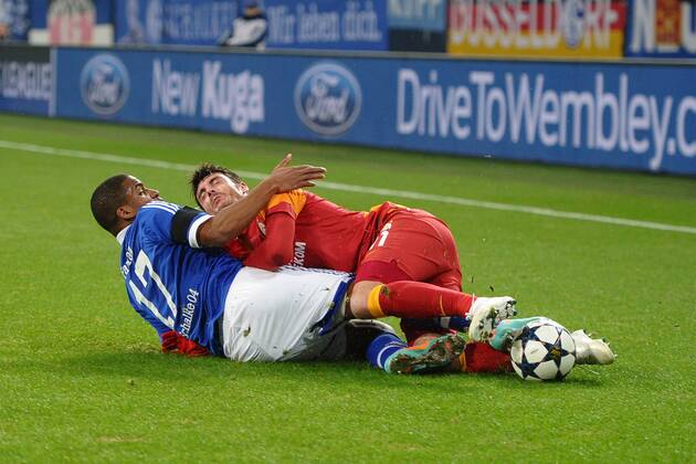 Fußball Champions League Schalke 04 - Galatasaray Istanbul am 12.03.2013 in der Veltins-Arena in Gelsenkirchen Jefferson Farfan ( Schalke ), vorne - Albert Riera ( Istanbul ), hinten